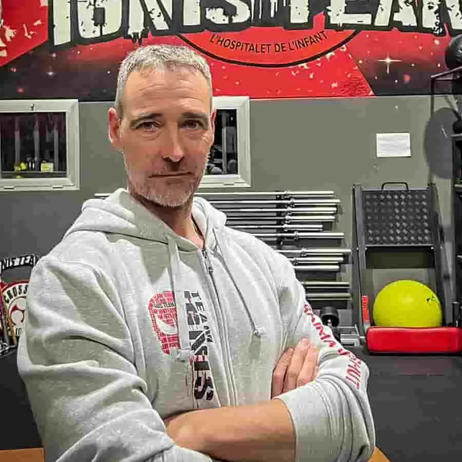 Alex, dueño de Ignis Gym, con los brazos cruzados