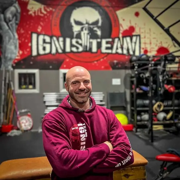 Jose, entrenador de Ignis Gym, con sudadera magenta