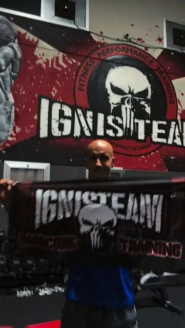 Alex sujetando la nueva toalla de Ignis Team